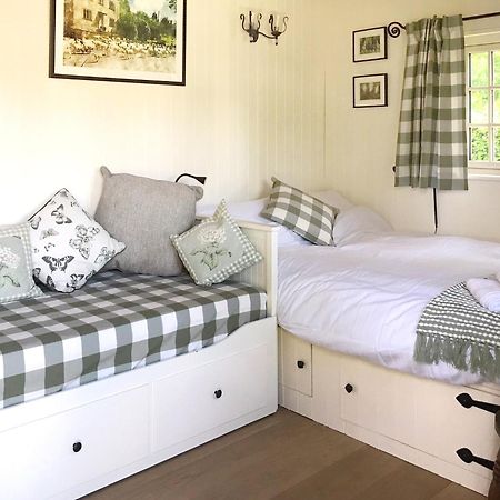 Beautiful Shepherd'S Hut - Lois Weedon Weston  エクステリア 写真