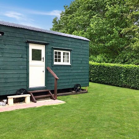 Beautiful Shepherd'S Hut - Lois Weedon Weston  エクステリア 写真