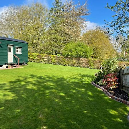 Beautiful Shepherd'S Hut - Lois Weedon Weston  エクステリア 写真