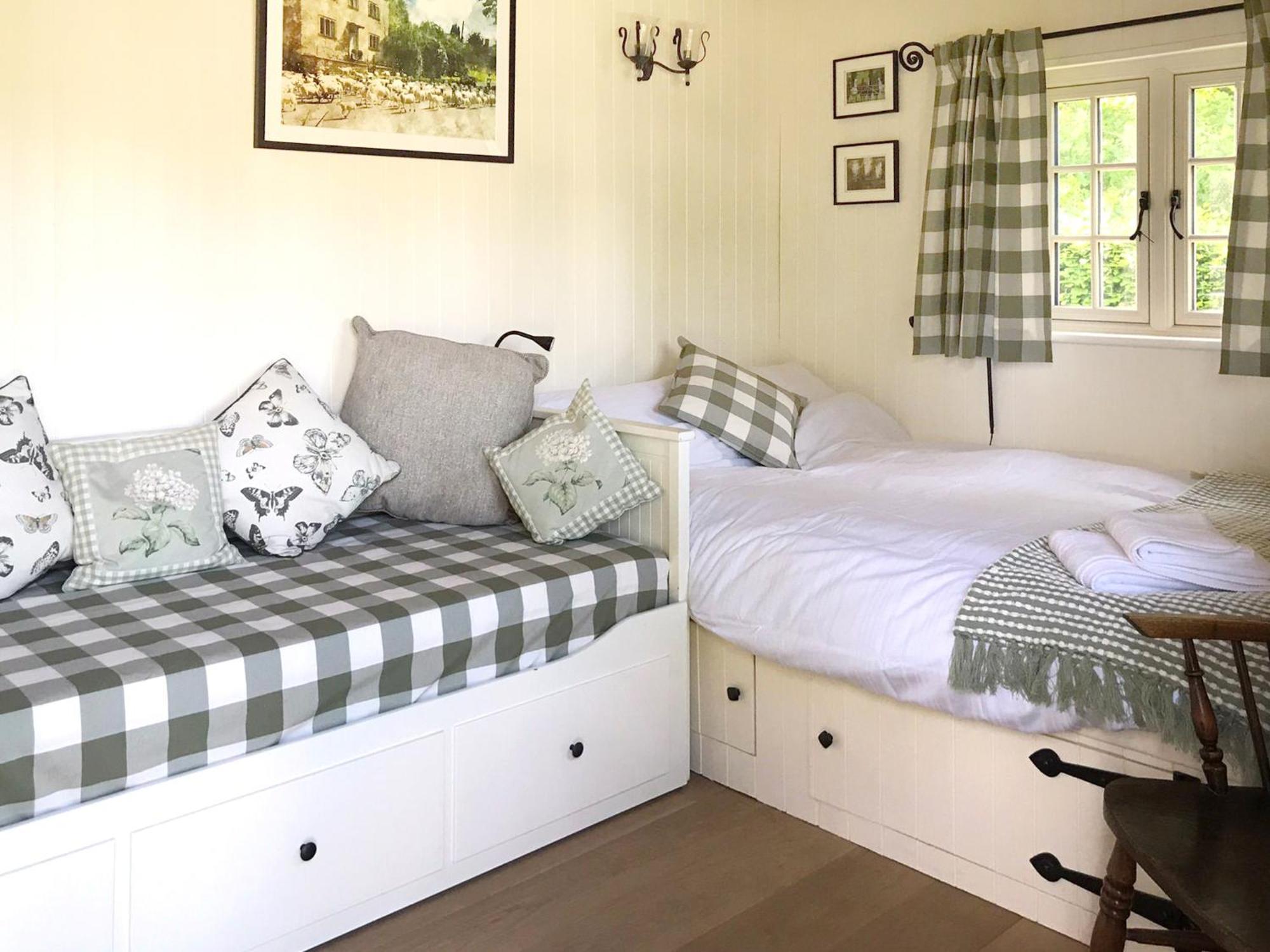 Beautiful Shepherd'S Hut - Lois Weedon Weston  エクステリア 写真