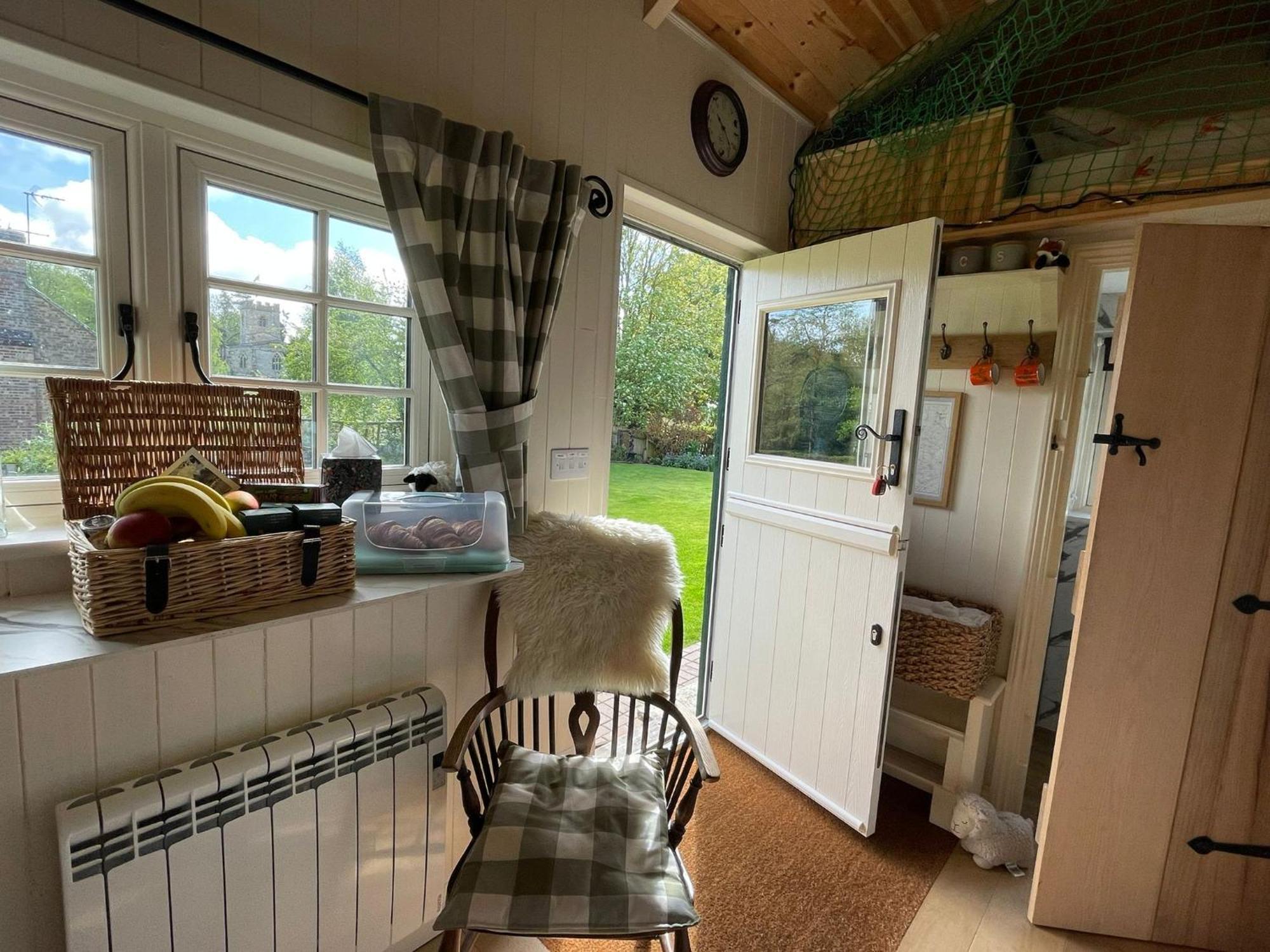 Beautiful Shepherd'S Hut - Lois Weedon Weston  エクステリア 写真