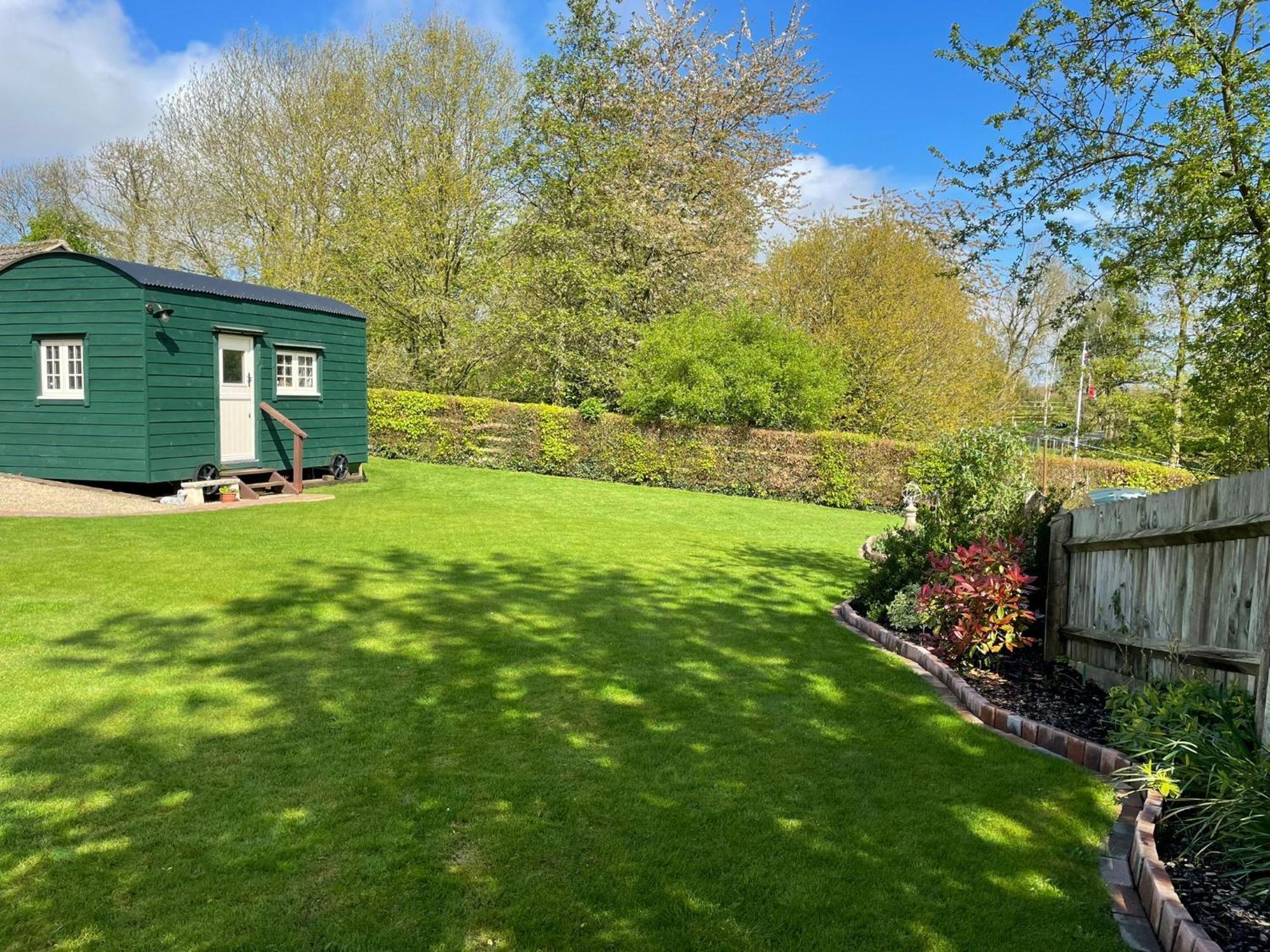 Beautiful Shepherd'S Hut - Lois Weedon Weston  エクステリア 写真