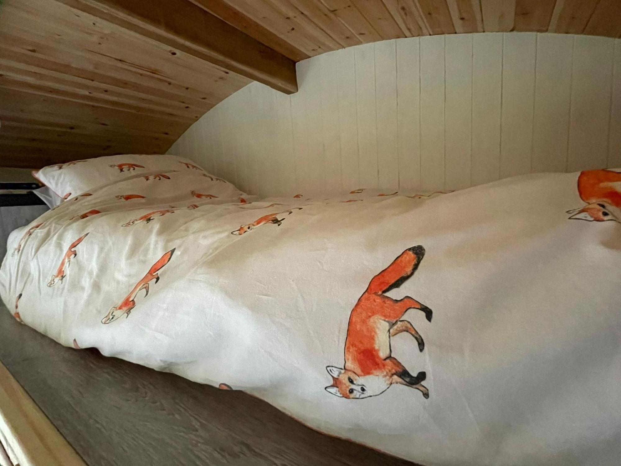 Beautiful Shepherd'S Hut - Lois Weedon Weston  エクステリア 写真