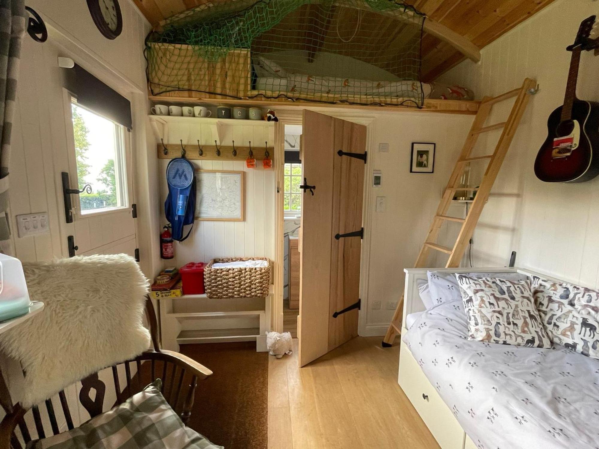 Beautiful Shepherd'S Hut - Lois Weedon Weston  エクステリア 写真