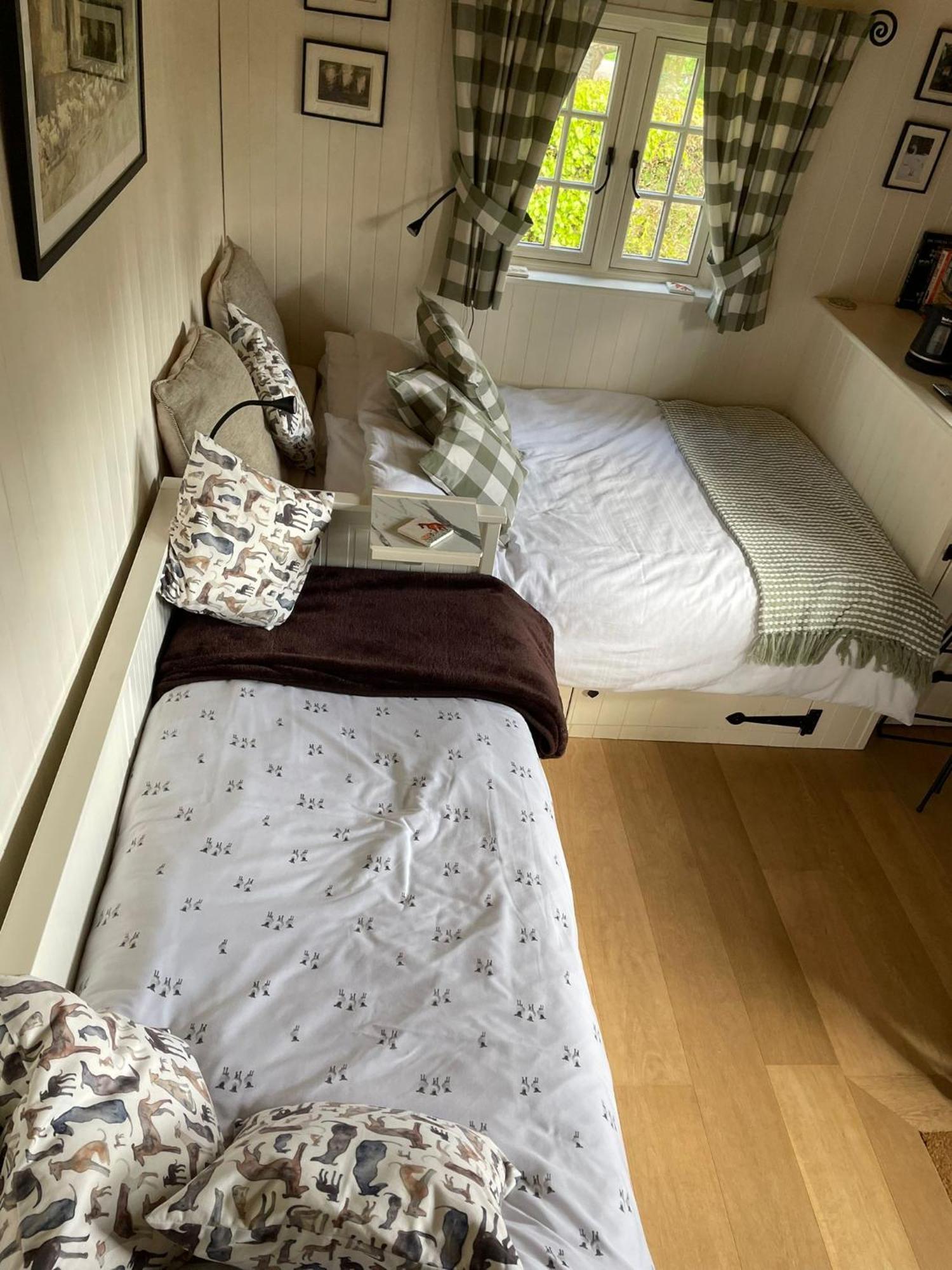 Beautiful Shepherd'S Hut - Lois Weedon Weston  エクステリア 写真