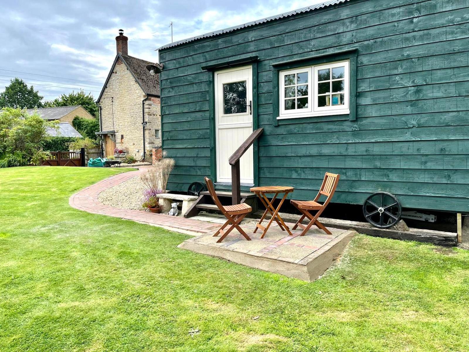 Beautiful Shepherd'S Hut - Lois Weedon Weston  エクステリア 写真